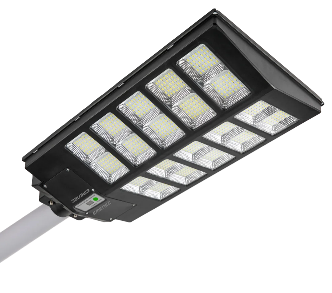 Düz bir arka plana karşı beyaz bir direğe monte edilmiş, birden fazla ışık paneline ve siyah bir kasaya sahip dikdörtgen LED sokak lambası.