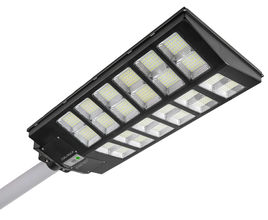 Birden fazla LED panel ve bir direğe monte edilmiş küçük bir kontrol kutusu içeren dikdörtgen LED sokak lambası.